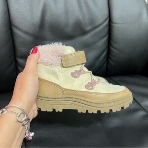 Carter's Sarang winter boots in gold/pink with glitter hearts and fur trim Sz 9